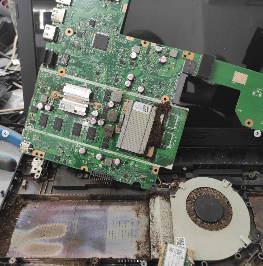 Laptop otvoren i prekriven prašinom